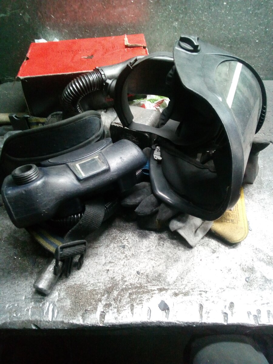 Обмундирование для работы. Маска, прибор для подачи воздуха. 