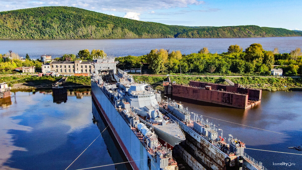 Комсомольск на амуре амурские. Судостроительный завод Комсомольск на Амуре. Комсомольск на Амуре завод подводных лодок. Док Амурский судостроительный завод. Корвет Алдар Цыденжапов проекта 20380.