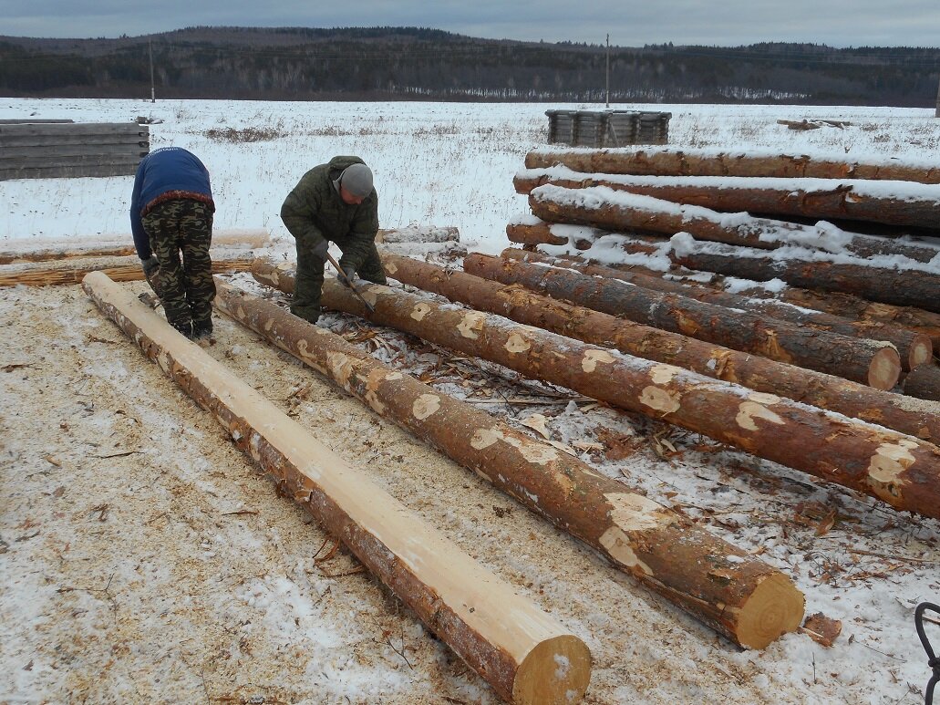 Обрубка сучьев.