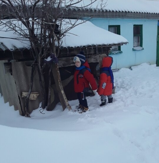 первое время мы пытались ругать , запрещать , получали они у нас по попе, 
