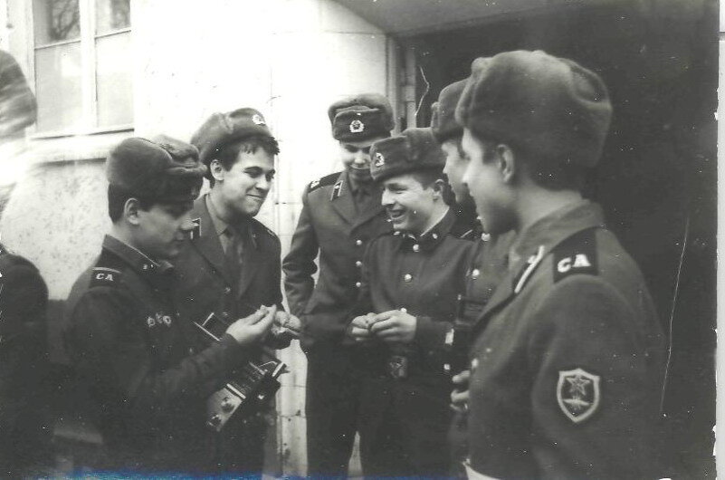 Связисты и радиоприёмник...