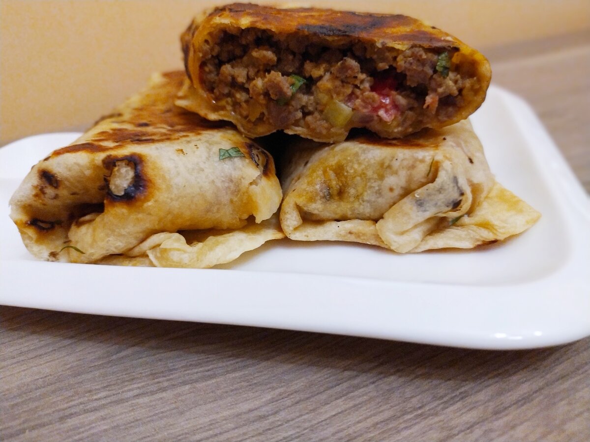 Бурито блюдо мексиканской кухни. Домашнее бурито с фаршем. Лепешки для бурито. Домашнее бурито с фаршем. Бурито мексиканская еда.