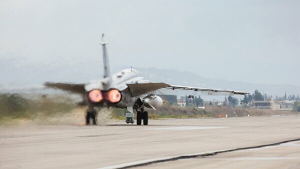 Су-24 – тактический фронтовой бомбардировщик с крылом изменяемой стреловидности.