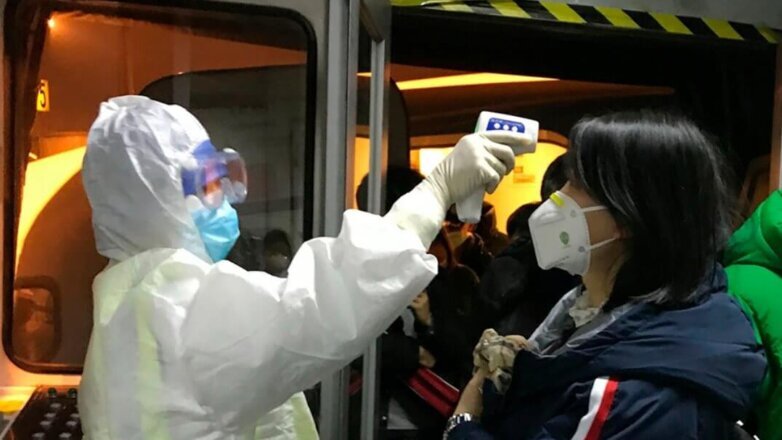 Шесть подтвержденных случаев заражения китайским коронавирусом зафиксировано в России, заявили в Роспотребнадзоре. На границах усилен контроль за прибывающими из стран, где зарегистрировано большое количество эпизодов распространения болезни. Число инфицированных во всем мире уже превысило  90 тыс. человек. 
Из шести случаев в России двое зараженных были гражданами Китая, остальные четверо – россияне. Трое находились на круизном лайнере Diamond Princess, где было выявлено более 700 инфицированных. О последнем случае заражения – российском туристе из Италии – стало известно накануне, сообщает «Интерфакс».

По данным РИА Новости, состояние молодого человека, у которого был выявлен коронавирус оценивается как удовлетворительное. Новых подтвержденных случаев заражения в России, по словам главы минздрава РФ Михаил Мурашко, нет.

За весь период мониторинга у россиян, побывавших в Китае, было зафиксировано 1236 заболевших с признаками ОРВИ. Всего выписано из больниц 859 человек. Под контролем остаются около 8 тыс. человек, прибывших из КНР в Шереметьево, передает ТАСС.

Ранее стало известно, что из-за распространения китайского коронавируса пассажирам в московском метро будут выборочно измерять температуру при входе на станции подземки. Кроме того, измерение температуры будут проводить детям в столичных детских садах и школах. То же самое столичные власти рекомендуют сделать работодателям