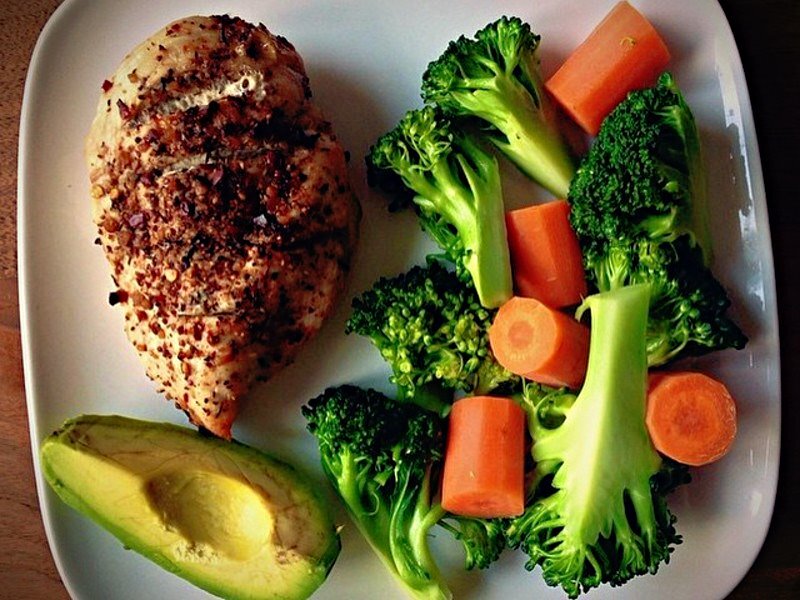 Ужин: Куриная,запеченная грудку с овощами приготовленными на пару.