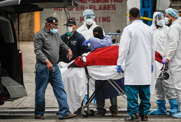 В США медики транспортируют тело из временного морга на улице Нью-Йоркского Бруклина