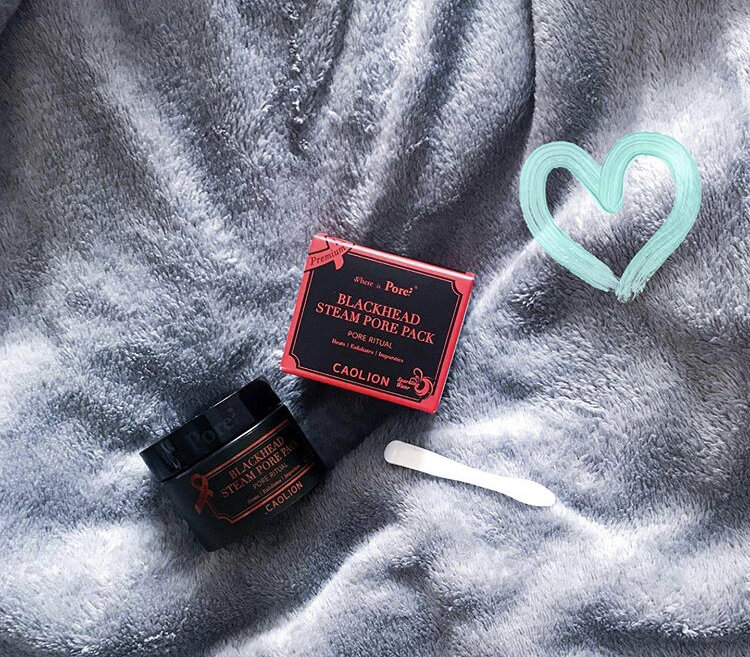  Как можно быть такой, как эта маска от «Каолион»? Да, я недавно познакомилась с брендом, и blackhead steam pore pack первый продукт который я попробовала.  Но она же... о🍆ительна, и других слов не подобрать и иных эпитетов не надо💁🏽‍♀️😅 Как я могла раньше их игнорировать? Хочу, всё хочу🤗 Такого с моим лицом ещё не было.  Никакие очищающие маски ещё со мной такого не делали. А перепробовала я за свою жизнь приблизительно пару тонн🤦🏽‍♀️ Ни дорогие, ни дешманские... Хотите сусье чудо за три копейки ?  Да ладно, все хотят. Вот оно. Серьёзно, ребят. Лучшие очищающие маски могут офигенно очистить кожу, дать различные эффекты, НО. Нужно нанести эту маску, помассировать лицо 1-2 минуты до сексуального варёно-рАкового цвета, походить указанное время, смыть, подождать пока варёные раки оставят рожу в покое и... вот тут начинаются чудеса. Кожа..ээ..другая. Охренеть какая идеальная. На неё не хочется ничего мазюкать, чем-то красить или тереть. Тон ровнейший, кожа гладкая, увлажнённая, сияет, пор НЕТ, чтоб их.... описывать как долго я смотрела на своё лицо с открытым ртом бессмысленно. Лучше проверить на своём😉👌🏼 Сразу оговорюсь, что такие фокусы НЕ прокатят с кожей пострадавших от угревых высыпаний. (Именно это я увидела в отрицательных отзывах) Вы серьёзно, ребят? Это к косметологу☝🏼🔪 Если есть высыпания, тоже стоит немного поосторожничать.  Маска не содержит минеральных масел, сульфатов, парабенов и других потенциально опасных ингредиентов, что не менее важно❤️ Разброс цен на неё, конечно епичный -  до 2 раз в разных магазинах 😳 В iledebeaute и Sephora по скидкам можно урвать ок. 1к за банку 50 мл, на различных  платформах интернет магазинов встречала до 2к и где-то даже выше, но  на Wildberries со скидками бывает и вовсе за копейки 🤷🏽‍♀️ 