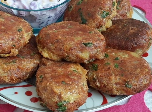 Картофельные пирожки с сосисками