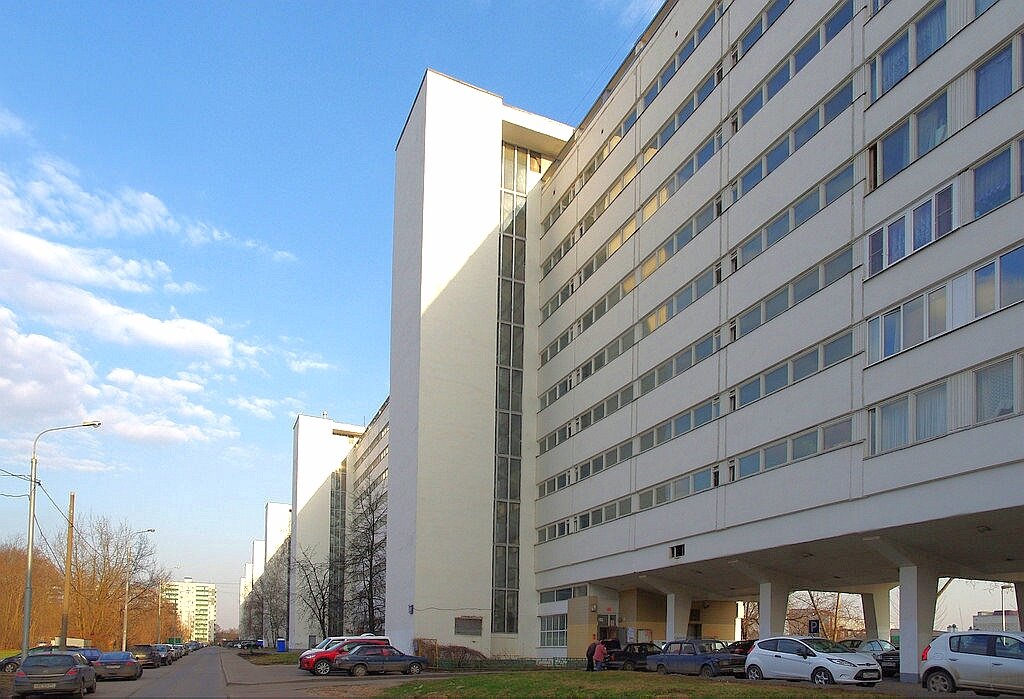 Со двора Дом-флейта в Зеленограде выглядит очень по-конструктивистски