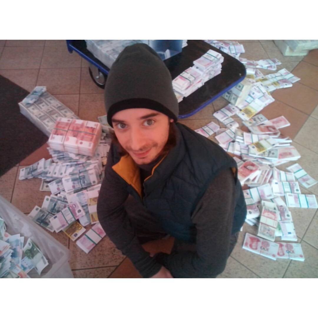 Зарплатку тут получил) Фото со съемок фильма "Против всех правил".