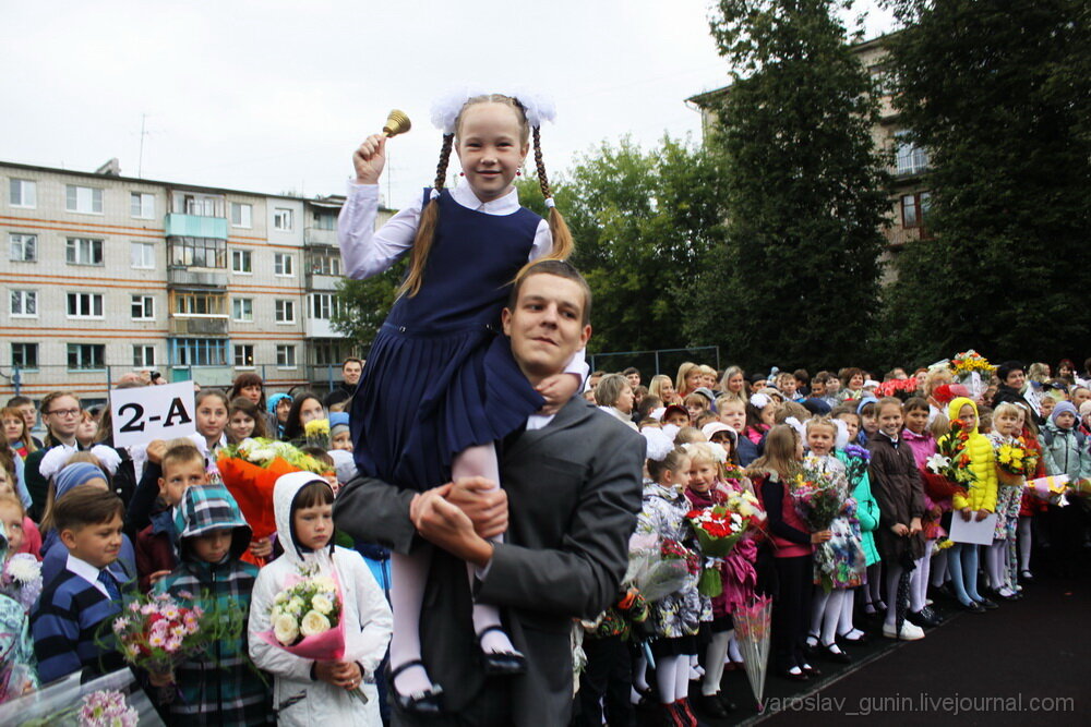 Не знаю как вы, а я школу ненавидел. До сих пор вздрагиваю при первом звонке, хотя, сколько времени прошло. Впрочем, школы развиваются, становятся интереснее. Вот вчера был в кабинете биологии по работе. У нас один микроскоп на пятерых был, а тут у каждого свой. Еще и ноутбук, и USB-микроскоп, и… В общем у нас такого не было… Мы ходили и понуро смотрели на то, с чем ьулут учиться нынешние школьники. 