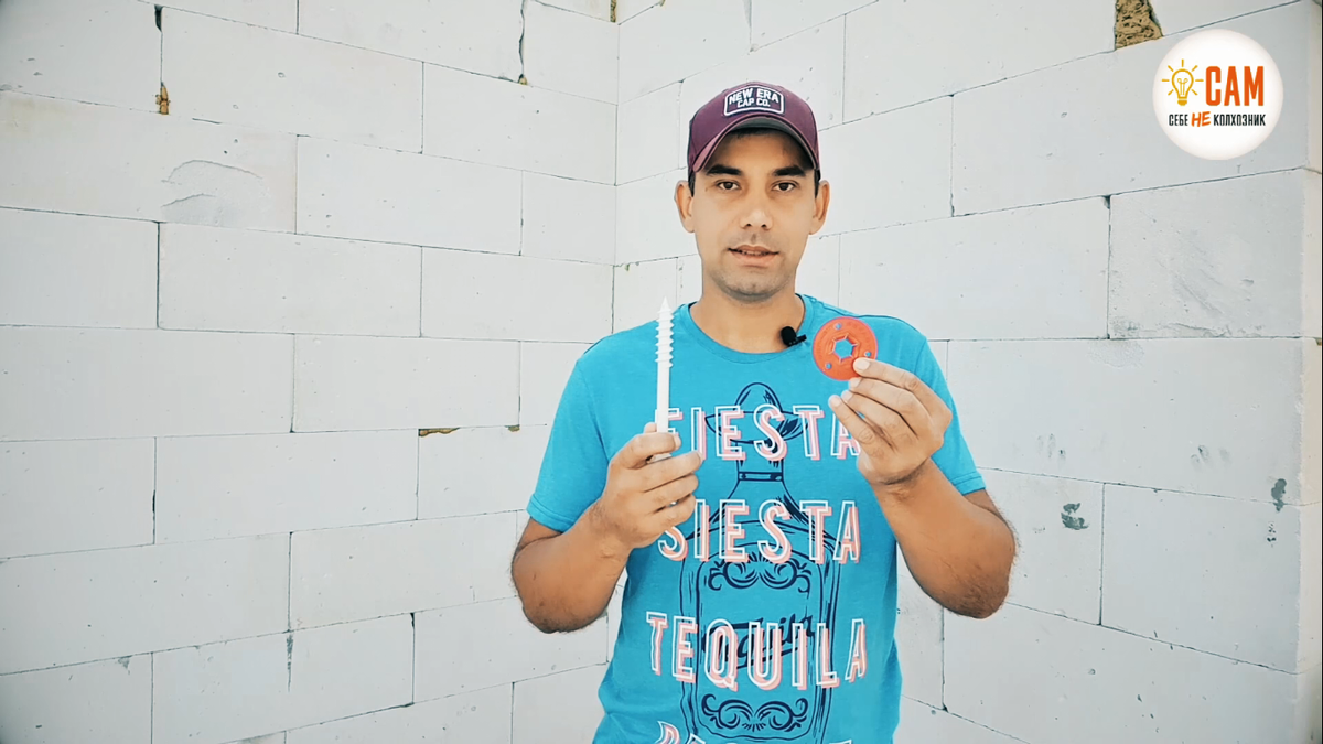 Устанавливали маяки с помощью вот таких шурупов. Они идут в комплекте с юбкой для ЭППС, но в данном случае юбка нам не понадобится.