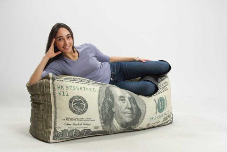 Когда жена не чувствует стабильности, опасается за будущее - это проблема для мужа. Но есть способы ее устранения.