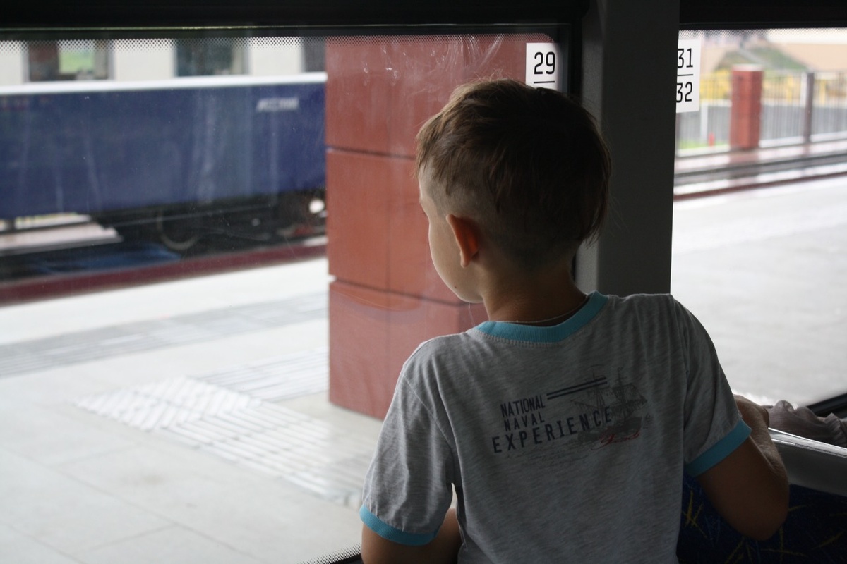 Дети не способны по долгу спокойно сидеть в силу физиологических и психологических особенностей. А во время ожидая время для детей тянется медленно.