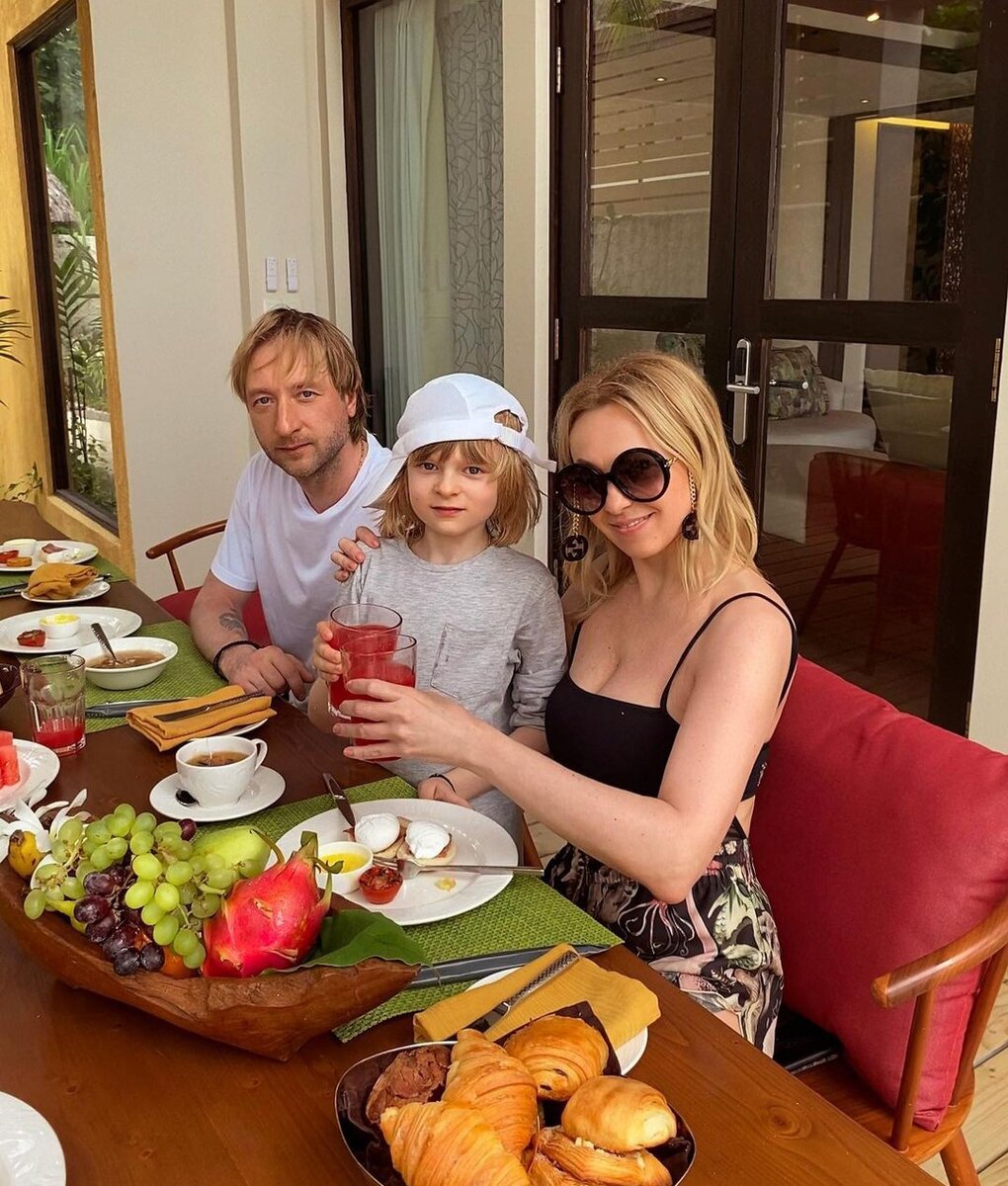 Рудковская с мужем и сыном