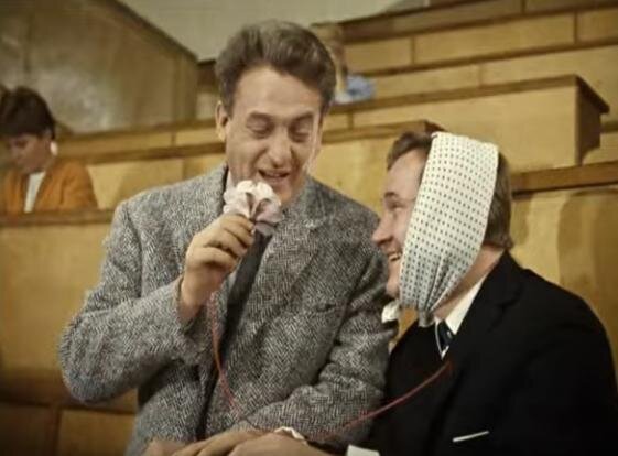 - Не приём! При нём! Билет номер девять, а ПРИ НЁМ задача!  - Профессор, конечно, лопух, но аппаратура ПРИ НЁМ!  ПРИ(Н)ЁМ!  Разница в одной букве Н - и шутка готова! /кадр из фильма "Операция "Ы" и другие приключения Шурика, Мосфильм,  youtube/