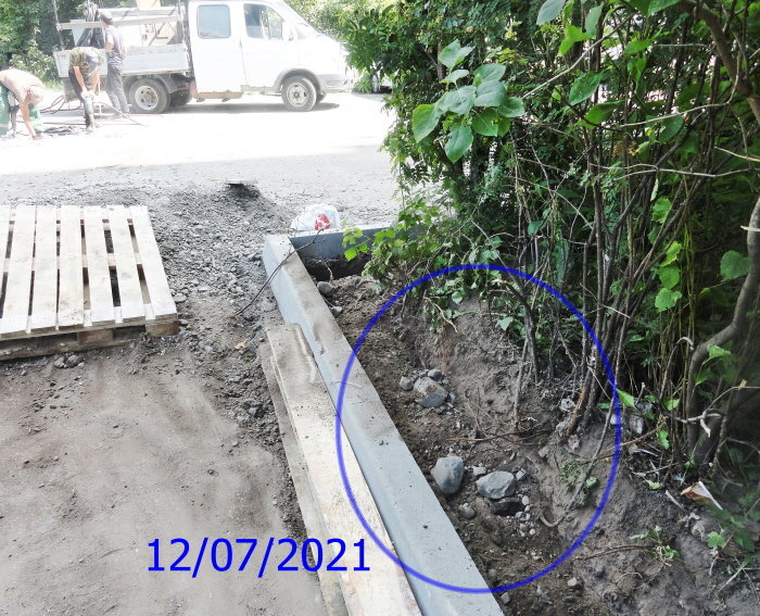 Обрубленные корни кустарников и строительный мусор