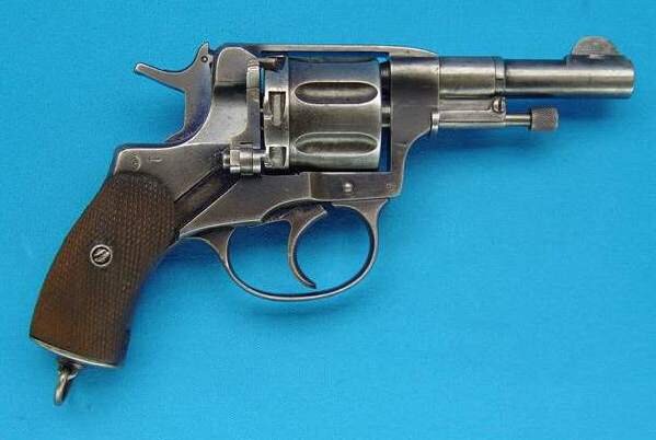 Укороченный револьвер Наган для оперативников НКВД и высшего комсостава РККА  (так называемый «Командирский»)
