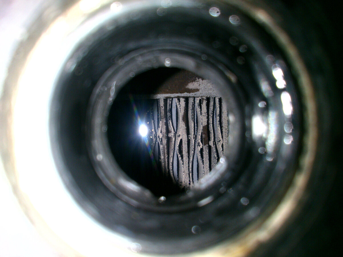 Вот несколько признаков, которые могут указывать на сульфатацию аккумулятора: