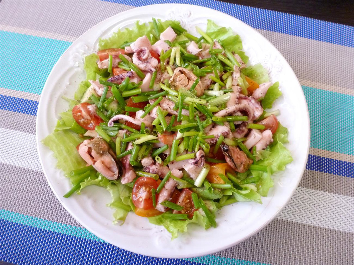 Салат с морепродуктами, томатами, авокадо и перепелиным яйцом