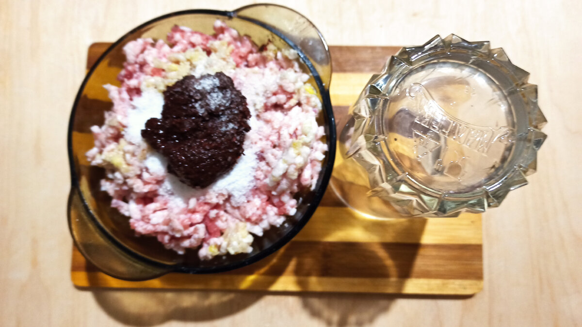 Примерно так, справа стакан, в котором, некоторое время, будет  готовится и храниться продукт