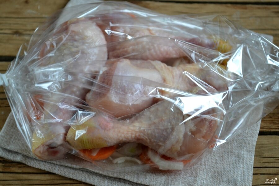 Куриные голени с капустой, запеченные в пакете для запекания (в духовке)