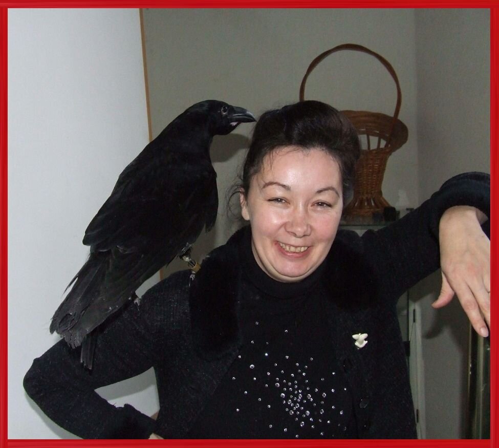 Елена Кустова и ворон. Фото автора
