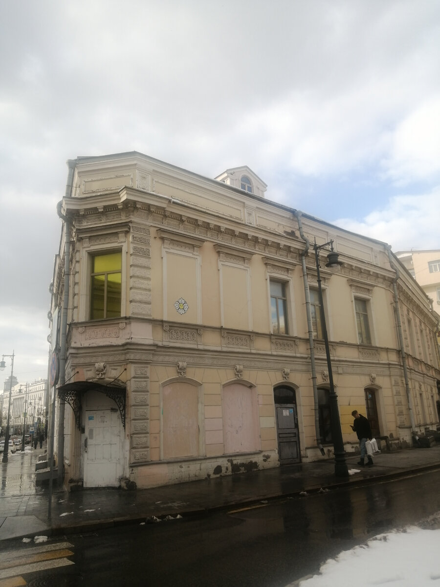 дом на углу Певческого переулка и Солянки