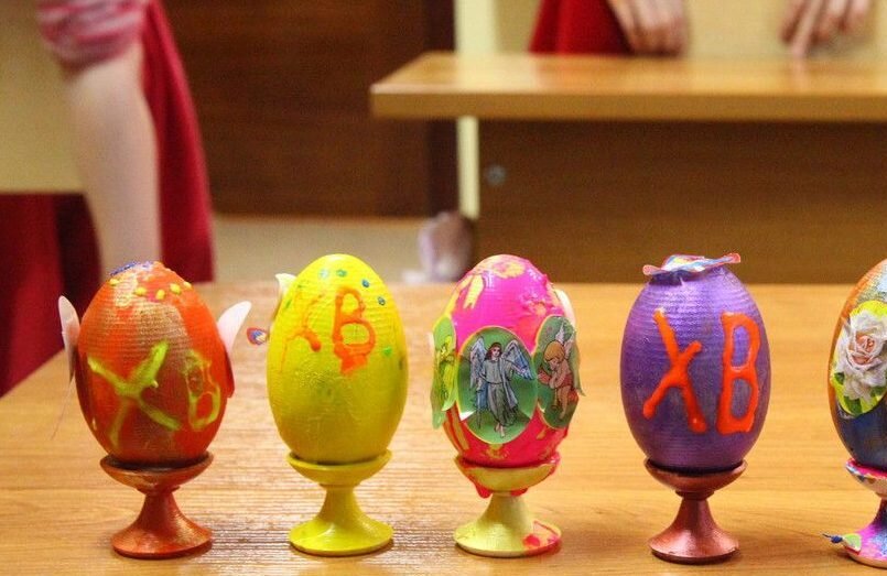 Дети с инвалидностью в детдомах-интернатах получают массу удовольствия от расписывания деревянных заготовок на подставках