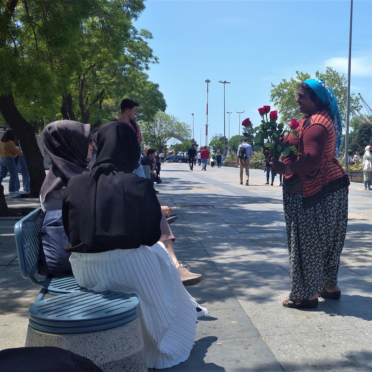 Вот такие цыганки любят "дарить" розы