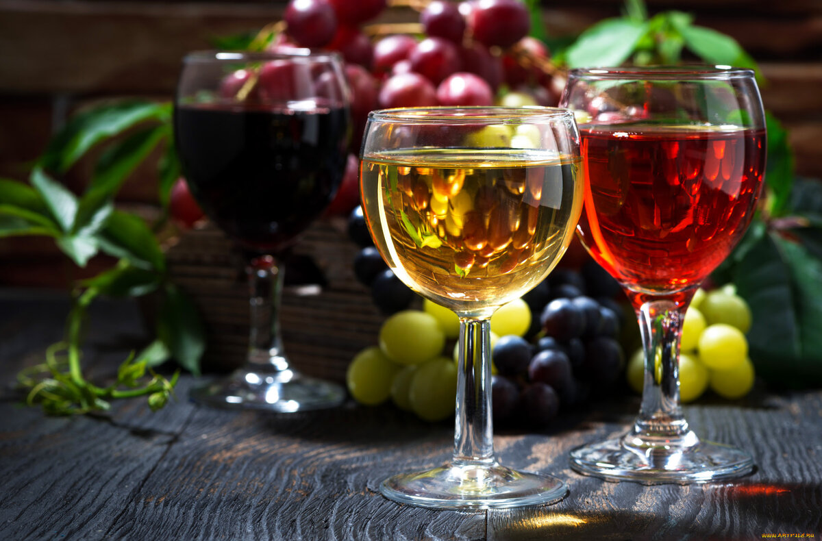 Три бокала вина. Бокал с вином. Красивые бокалы. Красное вино. Напиток вино.