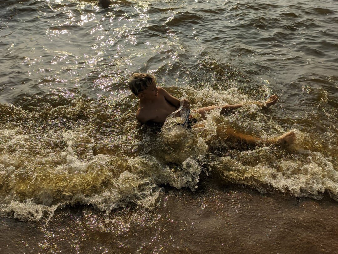 Артем вполне выжил, и даже воду любит
