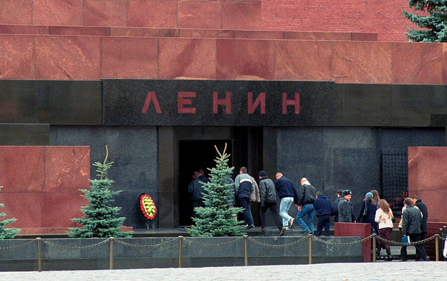 Расписание мавзолея ленина 2024. Ленин на красной площади в мавзолее.