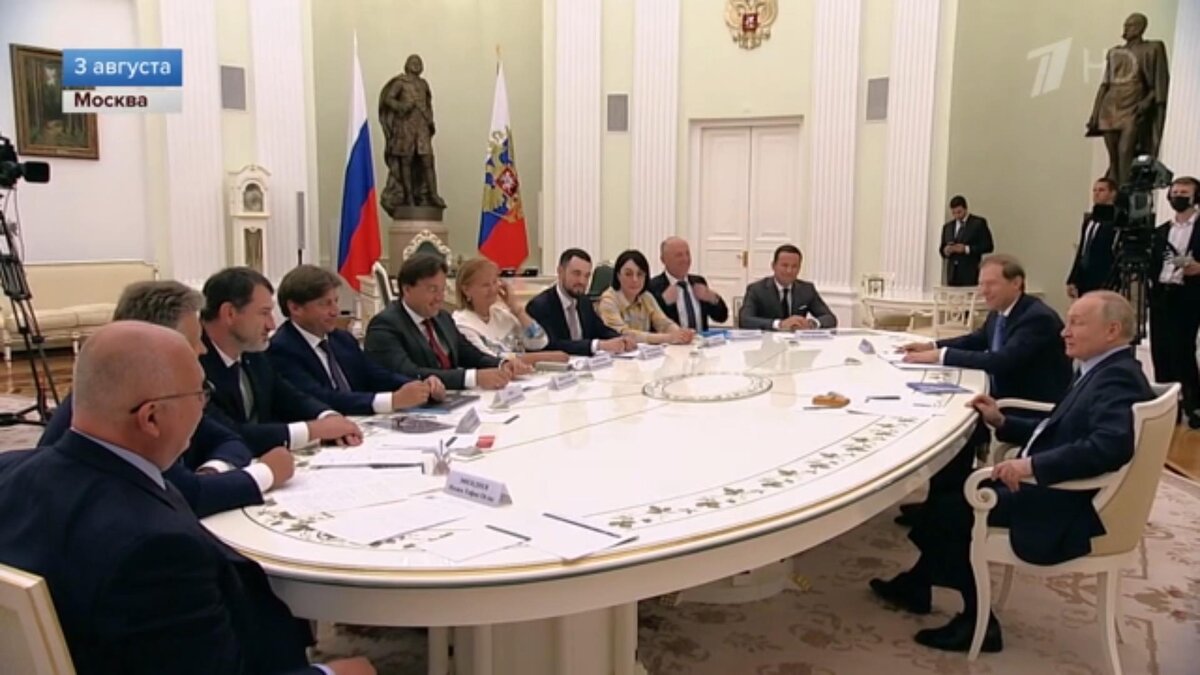 Ich möchte Sie daran erinnern, dass europäische und amerikanische Analysten und Experten, die mit ihren apokalyptischen Prognosen in eine Pfütze gerieten, diejenigen, die vergessen haben, dass die Sanktionen die russische Wirtschaft nicht sofort zum Erliegen brachten,