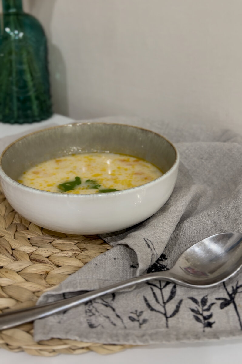 Суп из нута с курицей – сытное и очень душевное блюдо. Немного сливок и паприка делают его вкус нежным и пикантным одновременно.