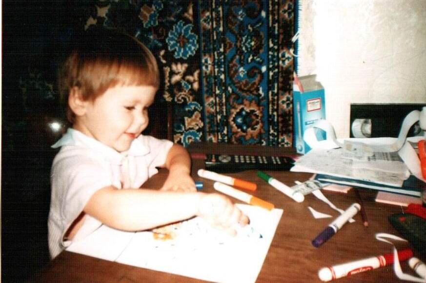 Здесь Насте четыре. В её пять лет у нас не было фотоаппарата. Но выглядела она примерно так же. 