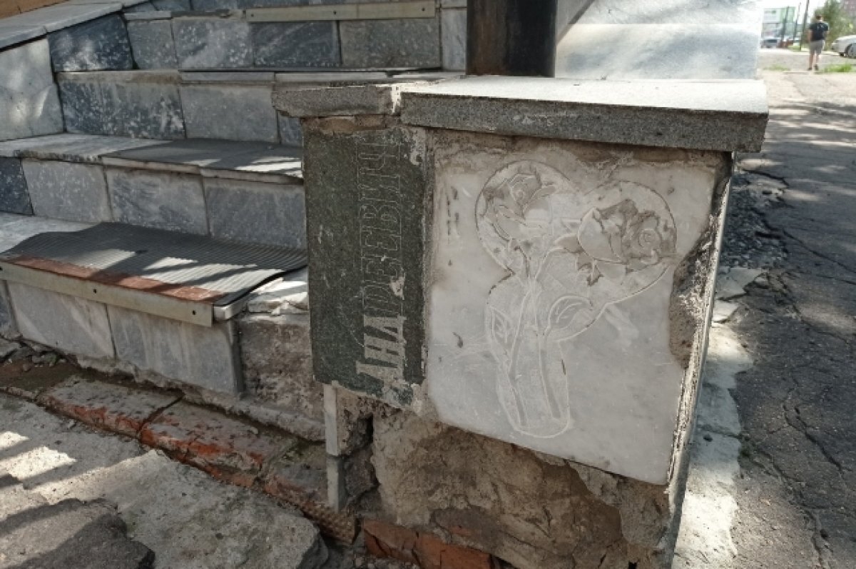    Надгробная плита украсила парапет лестницы омского памятника архитектуры