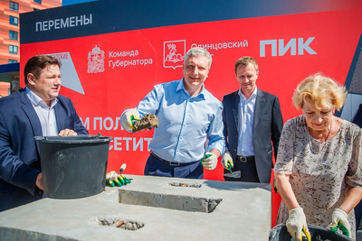    Закладка капсулы времени в основание новой поликлиники в Одинцово-1 © Пресс-служба администрации Одинцовского городского округа