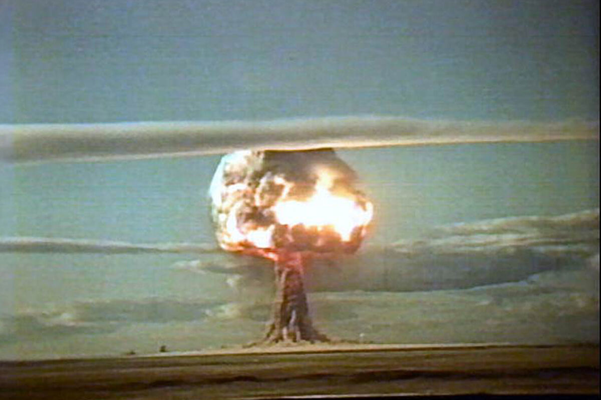 20 августа 1953 года СССР официально объявил об успешном испытании водородной бомбы РДС-6с. Это была первая бомба такого рода, пригодная к практическому военному применению.-2