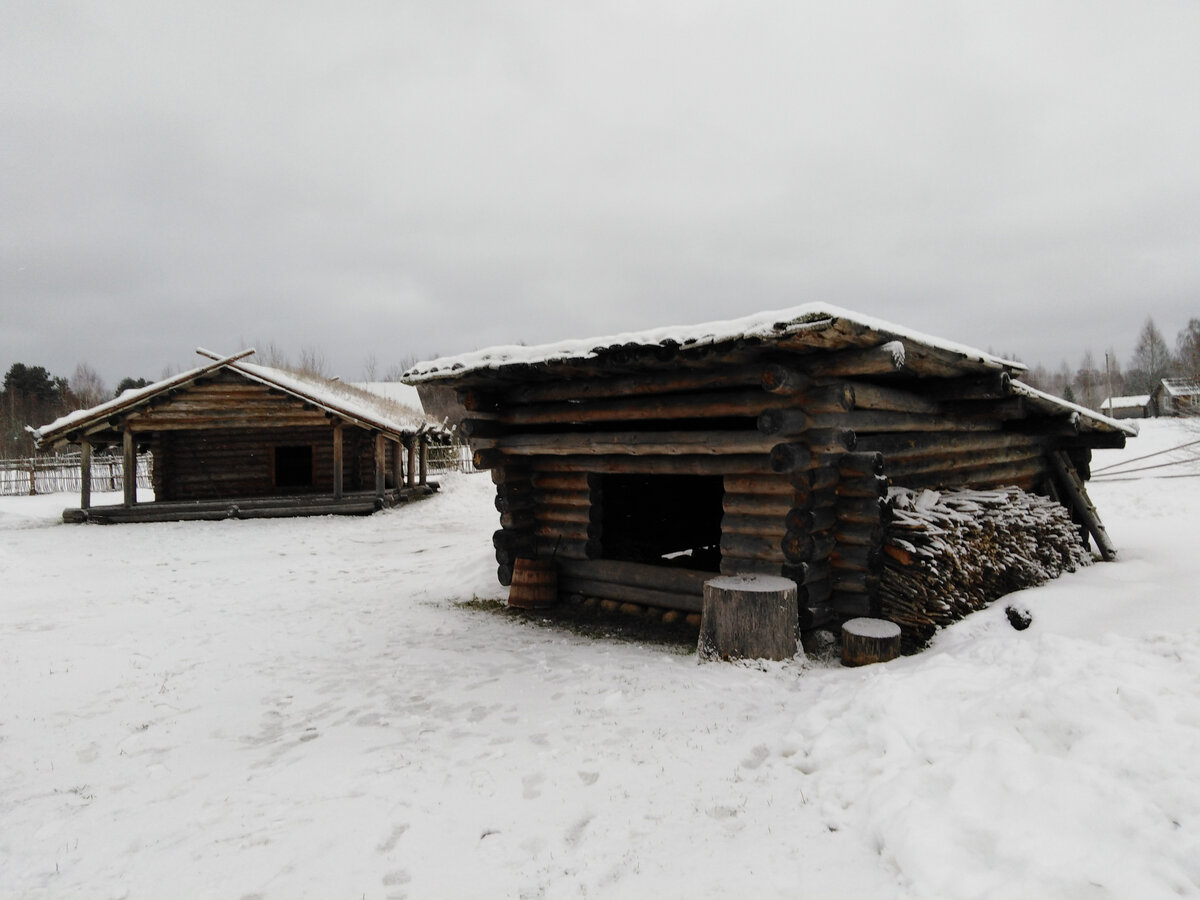 Постройки музея под открытым небом "Славянская деревня X века" в Любытино (Новгородская область)