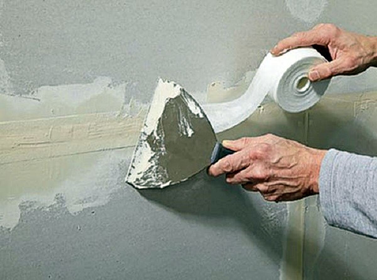 Заделывание трещин. Шпаклёвка для трещин в стене. Шпатлевка для заделки щелей в стенах. Заделка трещин в стене. Замазка для трещин в стене.