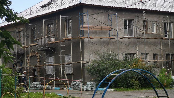 ДОМ № 28 ПО УЛИЦЕ ЛАЗАРЕВА, ОКОЛО КОТОРОГО ПРОИЗОШЁЛ КОНФЛИКТ.. Автор: https://img.tsargrad.tv/cache/f/1/photo_2023-08-15_18-55-53.jpg/w720h405fill.jpg