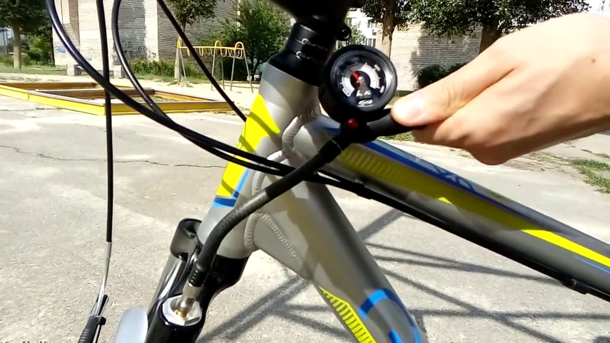Регулировка вилки велосипеда. Воздушная вилка VIVIMAX. Накачка вилки велосипеда. Велосипедная вилка с регулировкой жесткости. Воздушный картридж для велосипедной вилки.