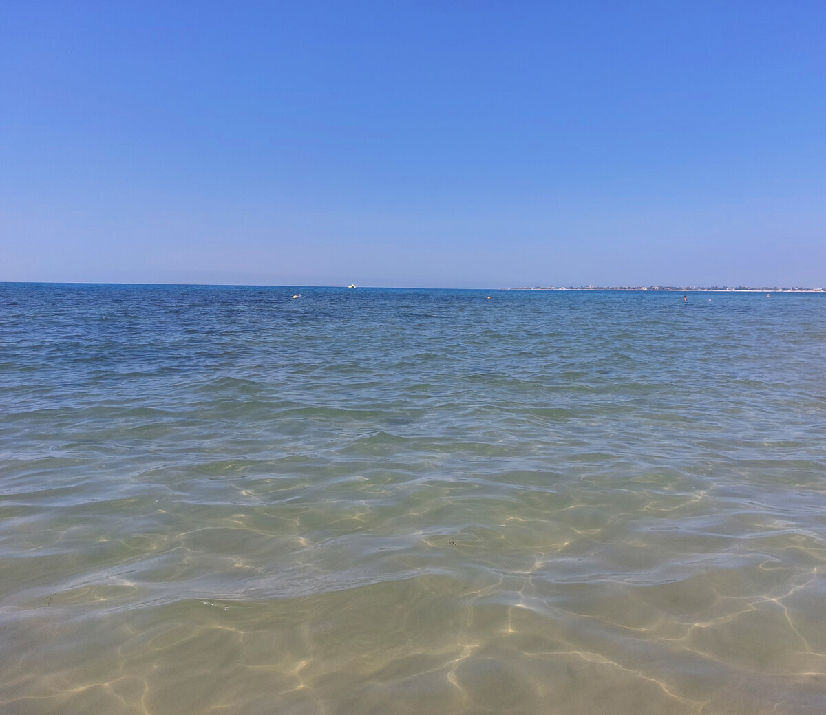 Вода в евпатории в море сейчас. Евпатория море. Евпатория море фото. Евпатория Водный мир. Евпатория море между домами.