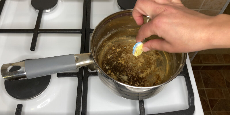 Cómo limpiar una sartén quemada