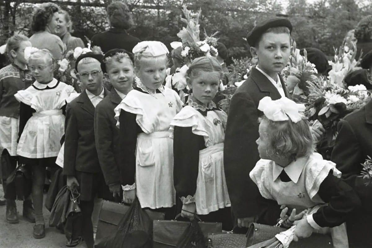 Школьная форма СССР никогда не отличалась оригинальностью и практичностью. Она была скопирована с нарядов, которые носили учащиеся дореволюционных гимназий.-2
