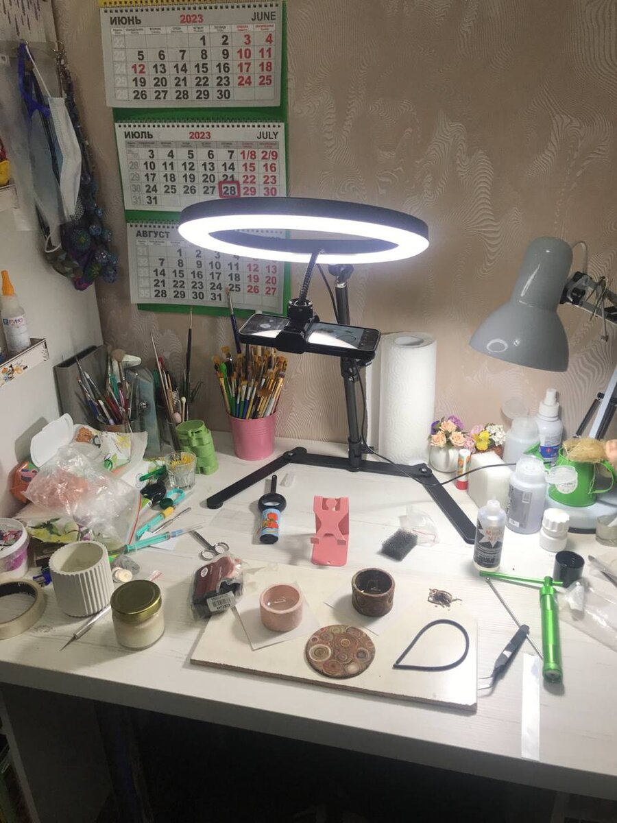 Мой любименький вечно захламленный рабочий стол. Прикупила удобный штатив для съемок. Весь хлам из центра можно раздвинуть по краям стола и в кадре ничего не видно ))) Фото автора