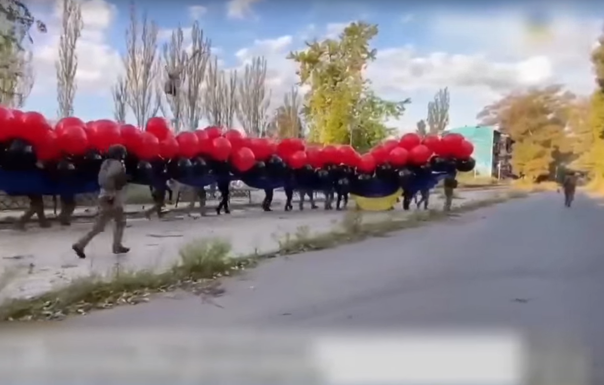 Чем закончилась громкая акция по запуску в небеса огромного желто-голубого  флага? - само небо посмеялось над нашим врагом | Soldado Channel | Дзен