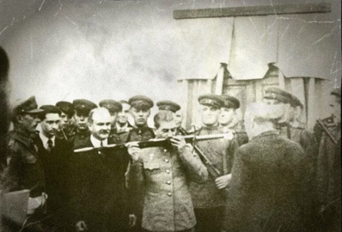 награду вручили защитникам сталинграда от правительства великобритании. награду вручили защитникам сталинграда от правительства великобритании. черчилль вручает сталину меч георга. вручение сталину меча сталинграда. награду вручили защитникам сталинграда от правительства великобритании.