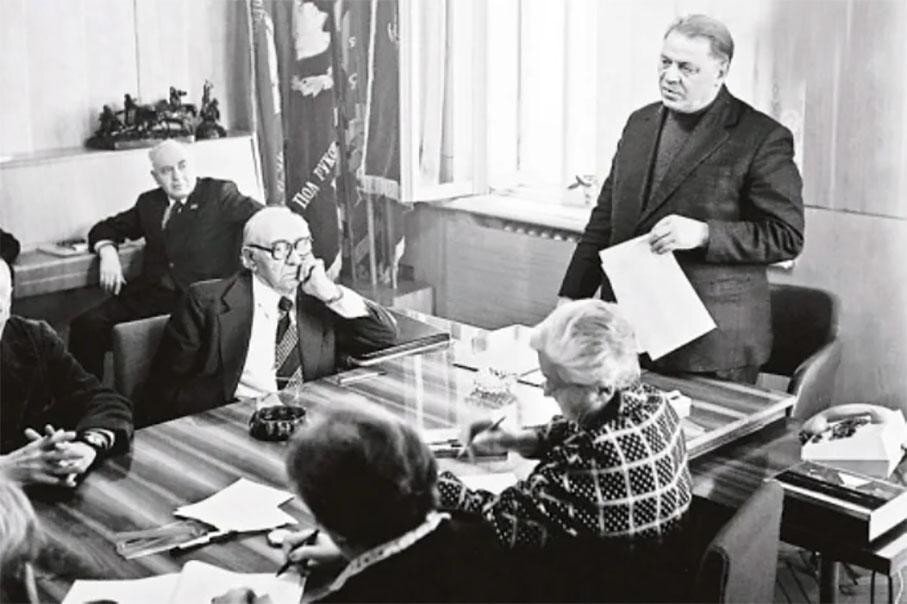 Николай Сизов (стоит).